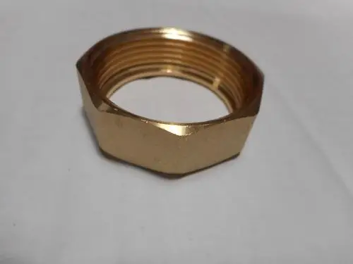 Goldfarbene Überwurfmutter mit einer sechseckigen Form und Gewindeinnenseite. Produkt von Remeha, geeignet für Rohrverbindungen und Installationen.